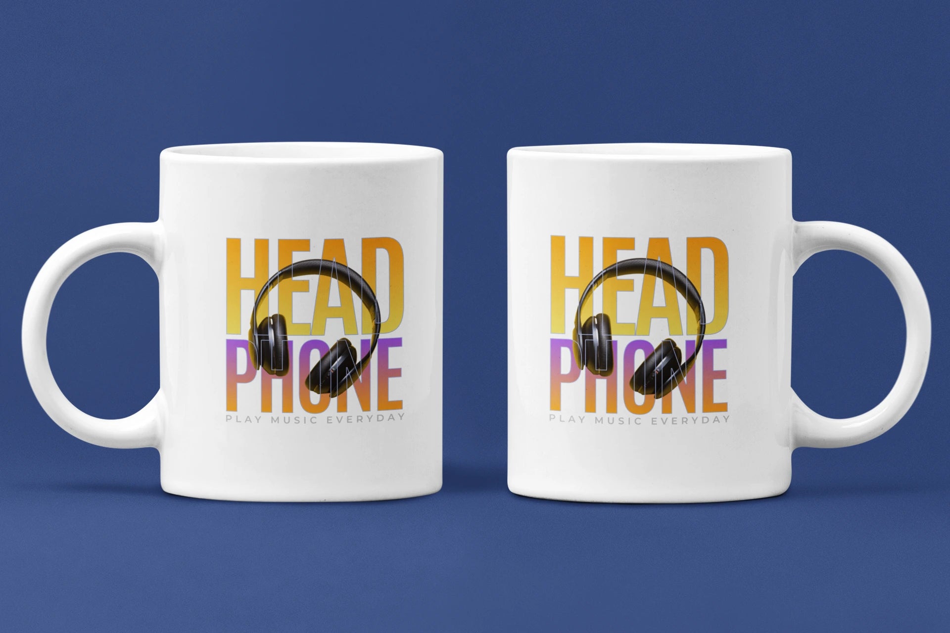 HEADPHONE – Keramiktasse (325 ml) – 325 ml Keramiktasse als Doppel-Mockup, hochwertiges Gaming- & Nerd-Design Produktfoto.