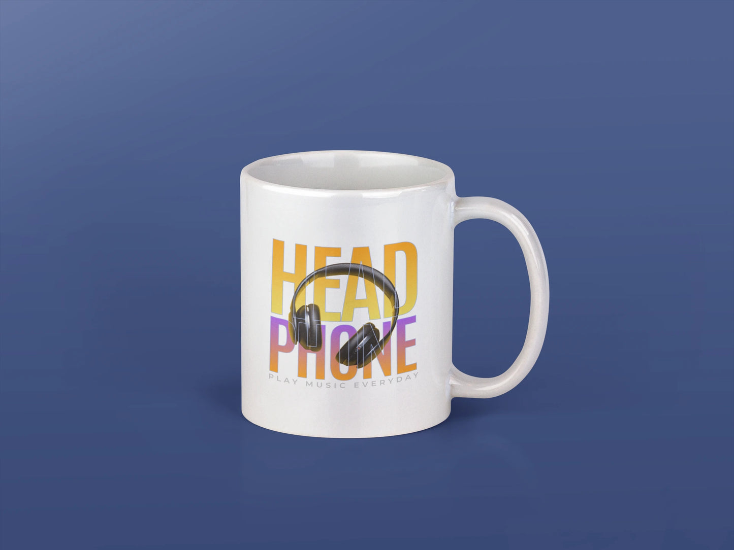 HEADPHONE – Keramiktasse (325 ml) – 325 ml Keramiktasse als Flatlay Mockup, hochwertiges Gaming- & Nerd-Design Produktfoto.