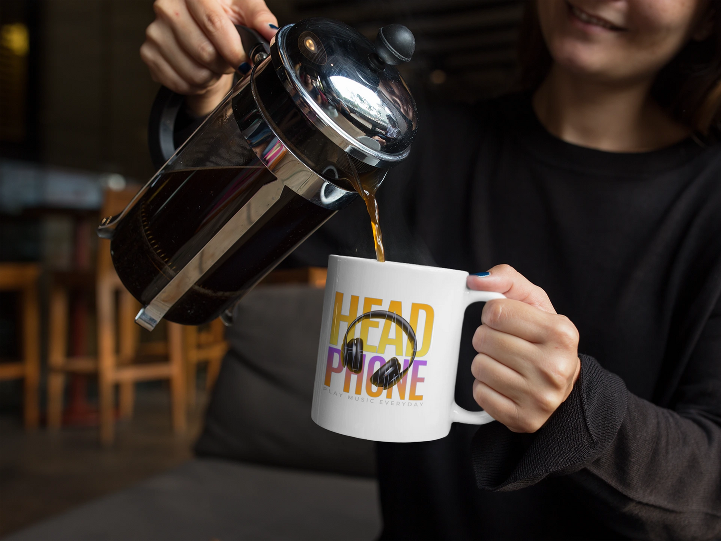 HEADPHONE – Keramiktasse (325 ml) – 325 ml Keramiktasse als Lifestyle Kaffeemoment Mockup, hochwertiges Gaming- & Nerd-Design Produktfoto.