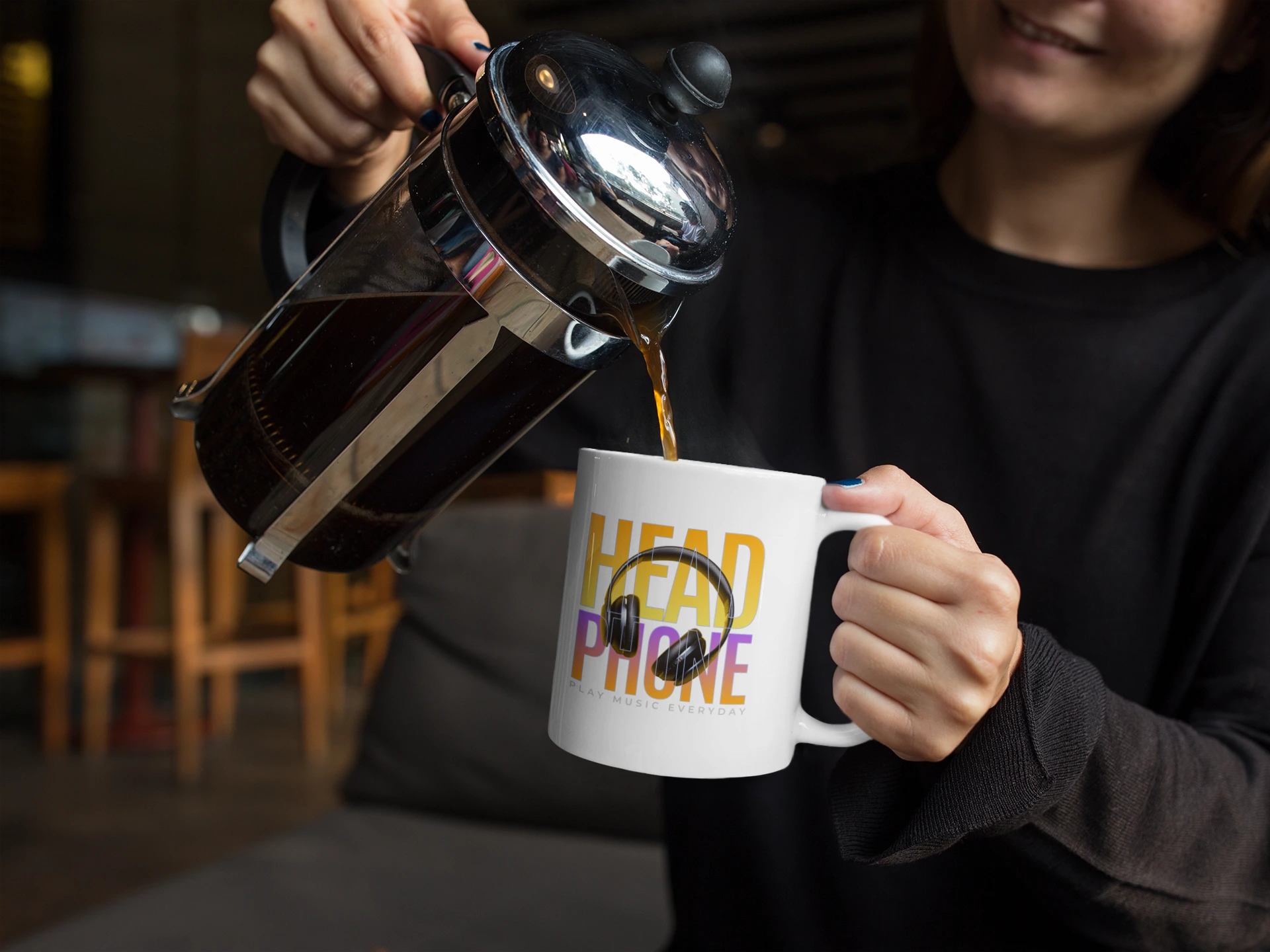 HEADPHONE – Keramiktasse (325 ml) – 325 ml Keramiktasse als Lifestyle Kaffeemoment Mockup, hochwertiges Gaming- & Nerd-Design Produktfoto.