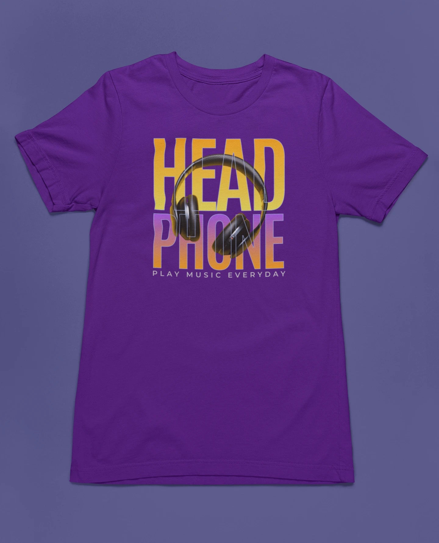 Headphone | Musik T-Shirt für Soundlover & Audiophile – lila T-Shirt als flatlay-Mockup, modernes Gaming-Design und hochwertiges Produktfoto.