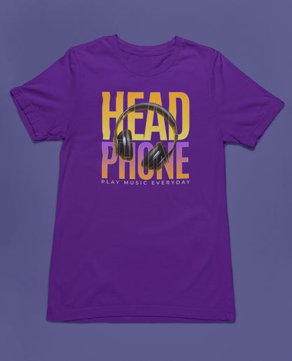 Headphone | Musik T-Shirt für Soundlover & Audiophile – lila T-Shirt als flatlay-Mockup, modernes Gaming-Design und hochwertiges Produktfoto.