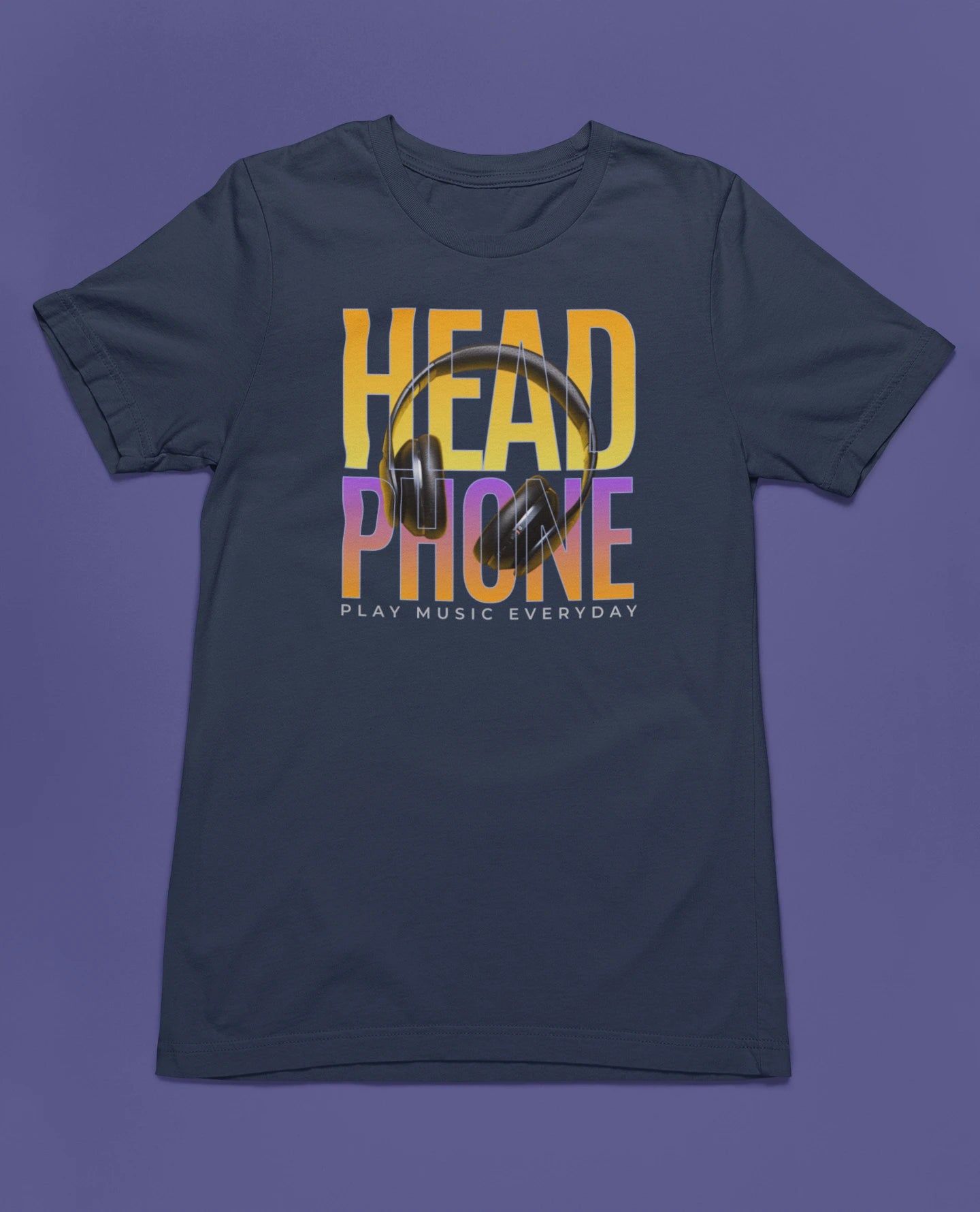 Headphone | Musik T-Shirt für Soundlover & Audiophile – marine T-Shirt als flatlay-Mockup, modernes Gaming-Design und hochwertiges Produktfoto.