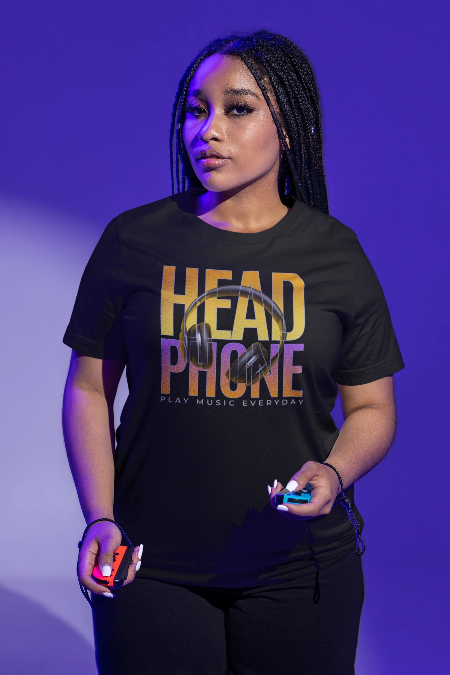 Headphone | Musik T-Shirt für Soundlover & Audiophile – schwarz T-Shirt als weiblich-Mockup, modernes Gaming-Design und hochwertiges Produktfoto.