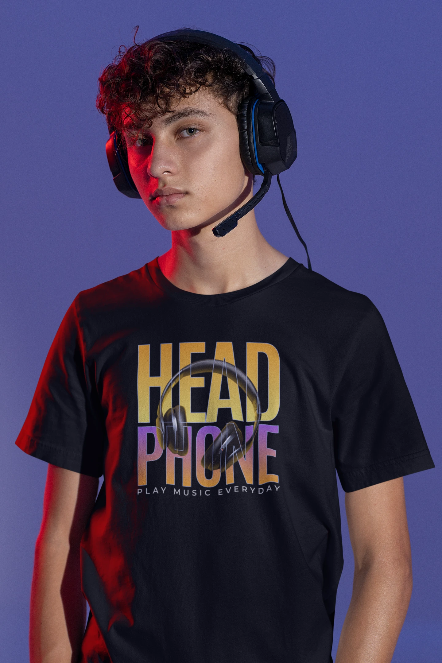 Headphone | Musik T-Shirt für Soundlover & Audiophile – schwarz T-Shirt als maennlich-Mockup, modernes Gaming-Design und hochwertiges Produktfoto.