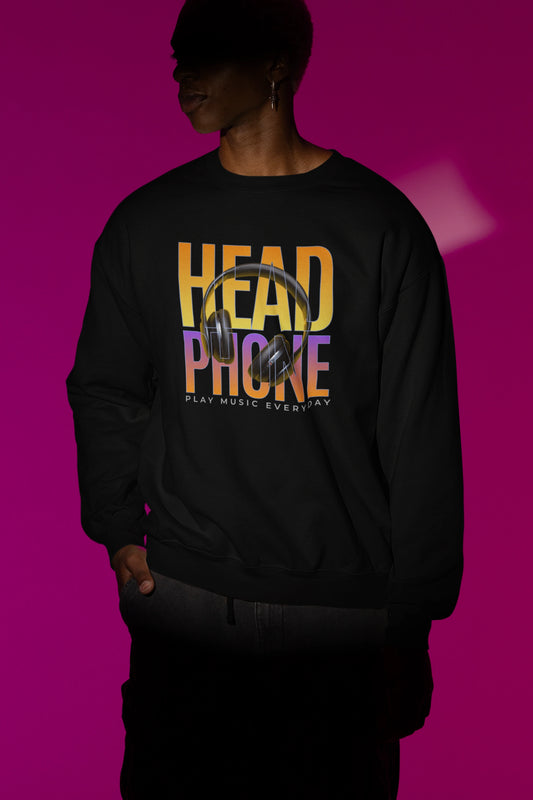 Headphone – Play Music Everyday | Retro Gradient Music Pullover – schwarz Pullover als Maennliches Model-Mockup, hochwertiges Nerd- & Gaming-Design Produktfoto.