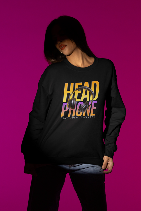 Headphone – Play Music Everyday | Retro Gradient Music Pullover – schwarz Pullover als Weibliches Model-Mockup, hochwertiges Nerd- & Gaming-Design Produktfoto.