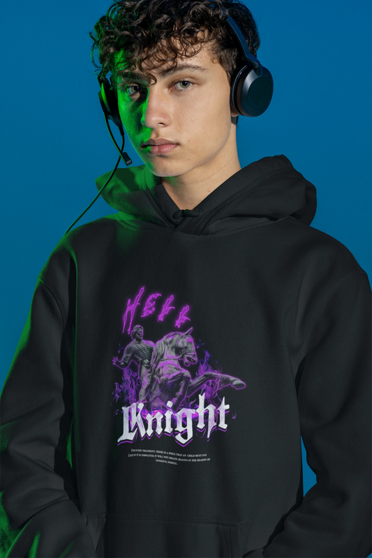 Hell Knight – Dark Fantasy Hoodie mit Reiter & Flammen-Effekt – schwarz Hoodie als maennlich-Mockup, modernes Gaming-Design und hochwertiges Produktfoto.