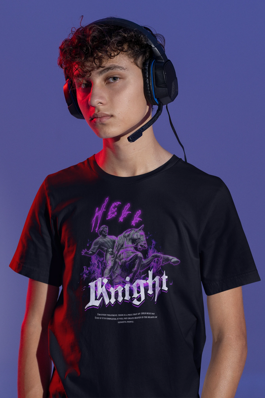 Hell Knight | Dunkles Fantasy-T-Shirt mit Neon-Flammen & Rittermotiv – schwarz T-Shirt als maennlich-Mockup, modernes Gaming-Design und hochwertiges Produktfoto.