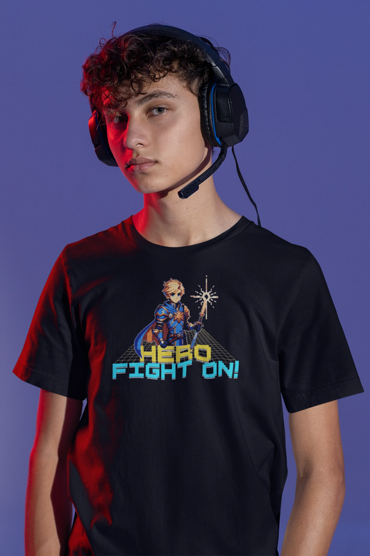 Hero – Fight On! Retro Pixel Knight T-Shirt für Gamer & Fantasy-Fans – schwarz T-Shirt als maennlich-Mockup, modernes Gaming-Design und hochwertiges Produktfoto.