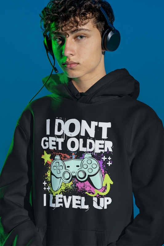 I Don’t Get Older, I Level Up | Gamer Hoodie im Neon-Splash-Style – schwarz Hoodie als maennlich-Mockup, modernes Gaming-Design und hochwertiges Produktfoto.
