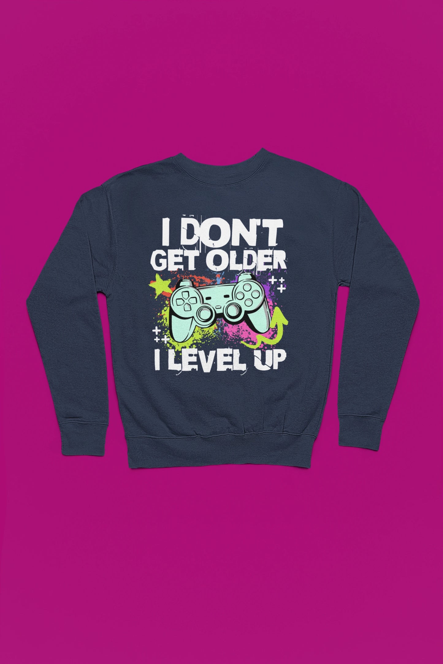 I Don’t Get Older – I Level Up | Gamer Pullover im Neon-Splash-Design – marine Pullover als Flatlay-Mockup, hochwertiges Nerd- & Gaming-Design Produktfoto.