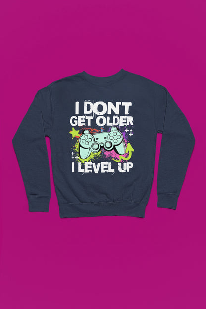 I Don’t Get Older – I Level Up | Gamer Pullover im Neon-Splash-Design – marine Pullover als Flatlay-Mockup, hochwertiges Nerd- & Gaming-Design Produktfoto.