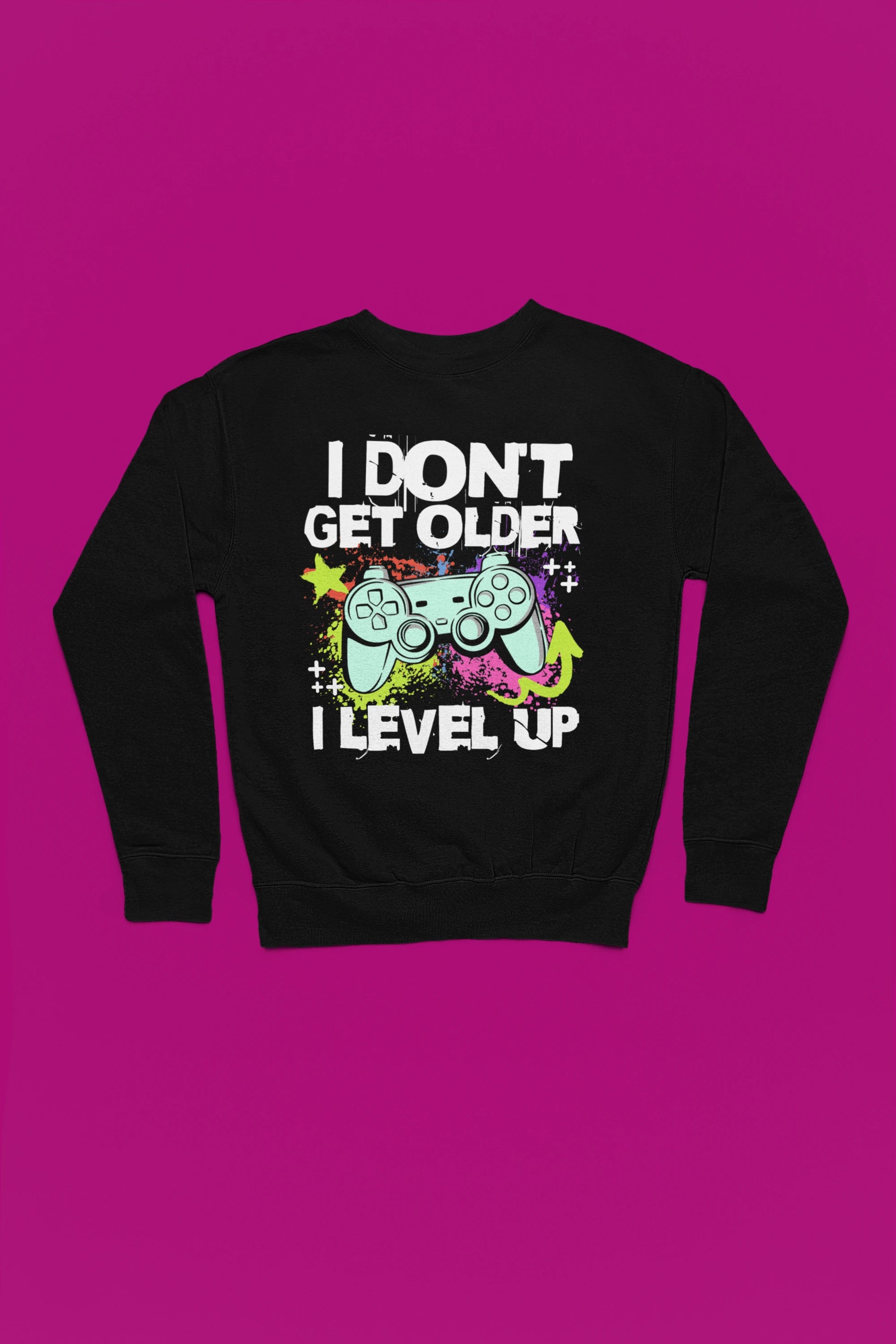 I Don’t Get Older – I Level Up | Gamer Pullover im Neon-Splash-Design – schwarz Pullover als Flatlay-Mockup, hochwertiges Nerd- & Gaming-Design Produktfoto.