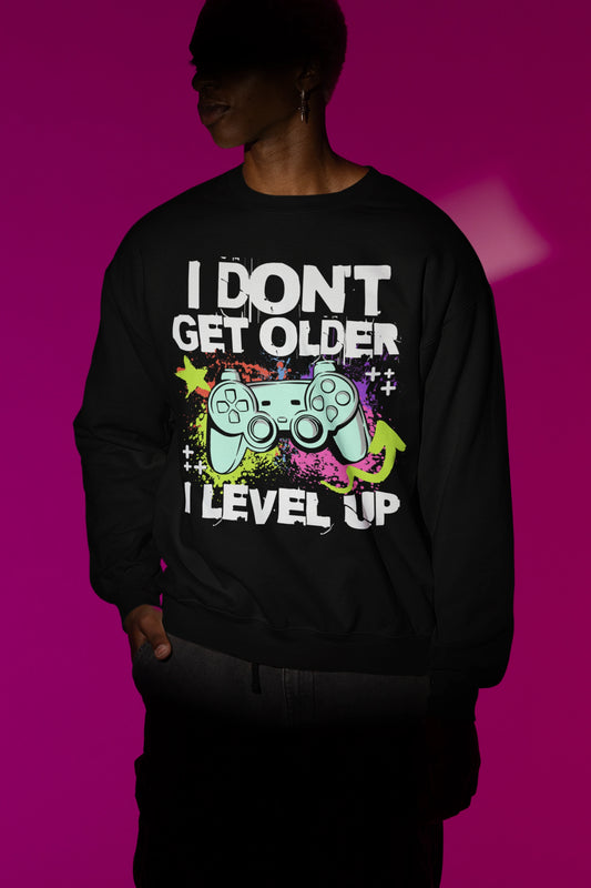 I Don’t Get Older – I Level Up | Gamer Pullover im Neon-Splash-Design – schwarz Pullover als Maennliches Model-Mockup, hochwertiges Nerd- & Gaming-Design Produktfoto.