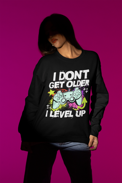 I Don’t Get Older – I Level Up | Gamer Pullover im Neon-Splash-Design – schwarz Pullover als Weibliches Model-Mockup, hochwertiges Nerd- & Gaming-Design Produktfoto.