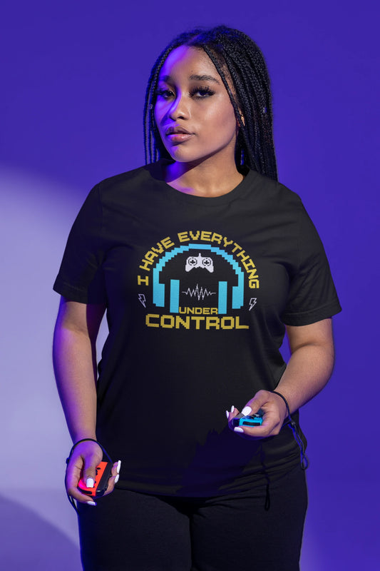 I Have Everything Under Control | Lustiges Gamer T-Shirt im Retro-Pixelstil – schwarz T-Shirt als weiblich-Mockup, modernes Gaming-Design und hochwertiges Produktfoto.