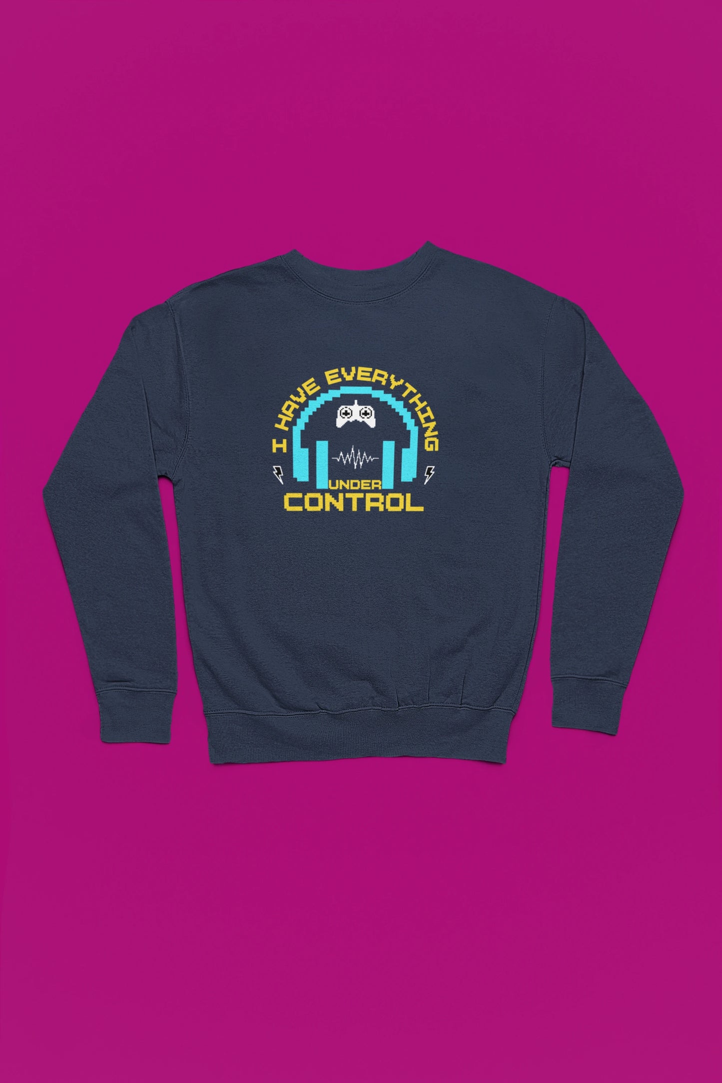 I Have Everything Under Control | Retro Gamer Pullover – marine Pullover als Flatlay-Mockup, hochwertiges Nerd- & Gaming-Design Produktfoto.