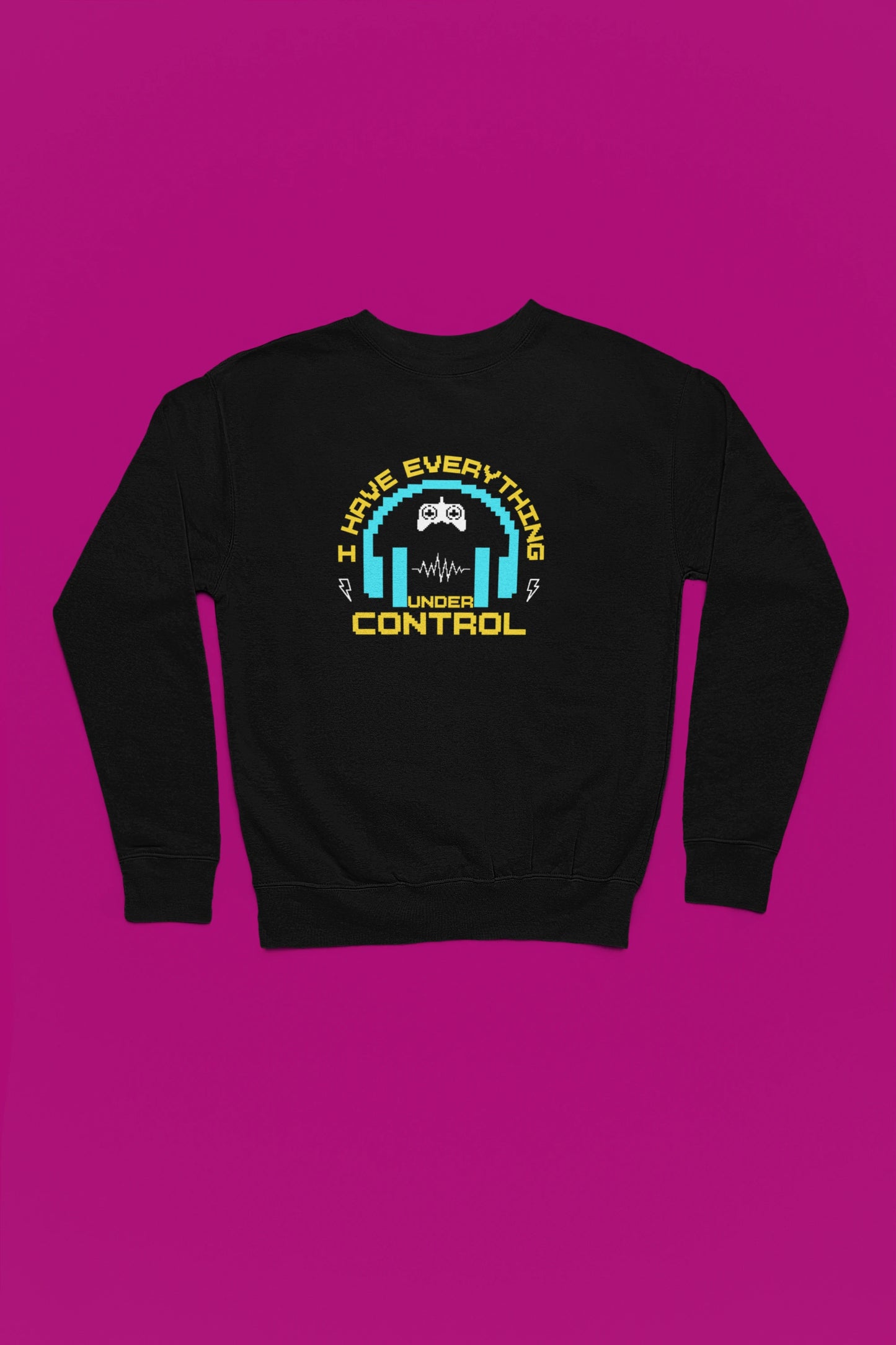 I Have Everything Under Control | Retro Gamer Pullover – schwarz Pullover als Flatlay-Mockup, hochwertiges Nerd- & Gaming-Design Produktfoto.