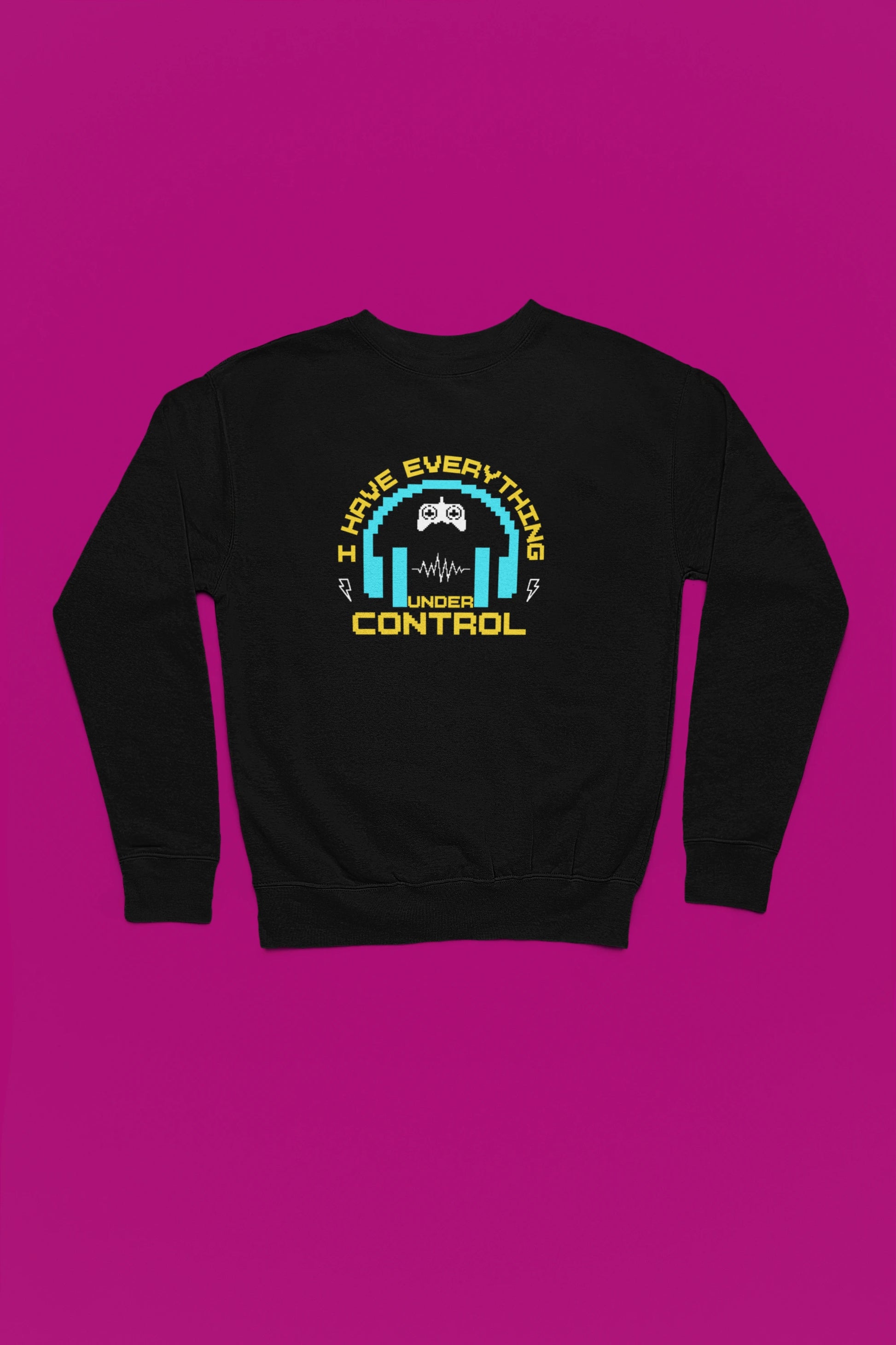 I Have Everything Under Control | Retro Gamer Pullover – schwarz Pullover als Flatlay-Mockup, hochwertiges Nerd- & Gaming-Design Produktfoto.