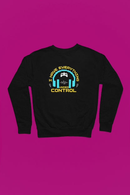 I Have Everything Under Control | Retro Gamer Pullover – schwarz Pullover als Flatlay-Mockup, hochwertiges Nerd- & Gaming-Design Produktfoto.