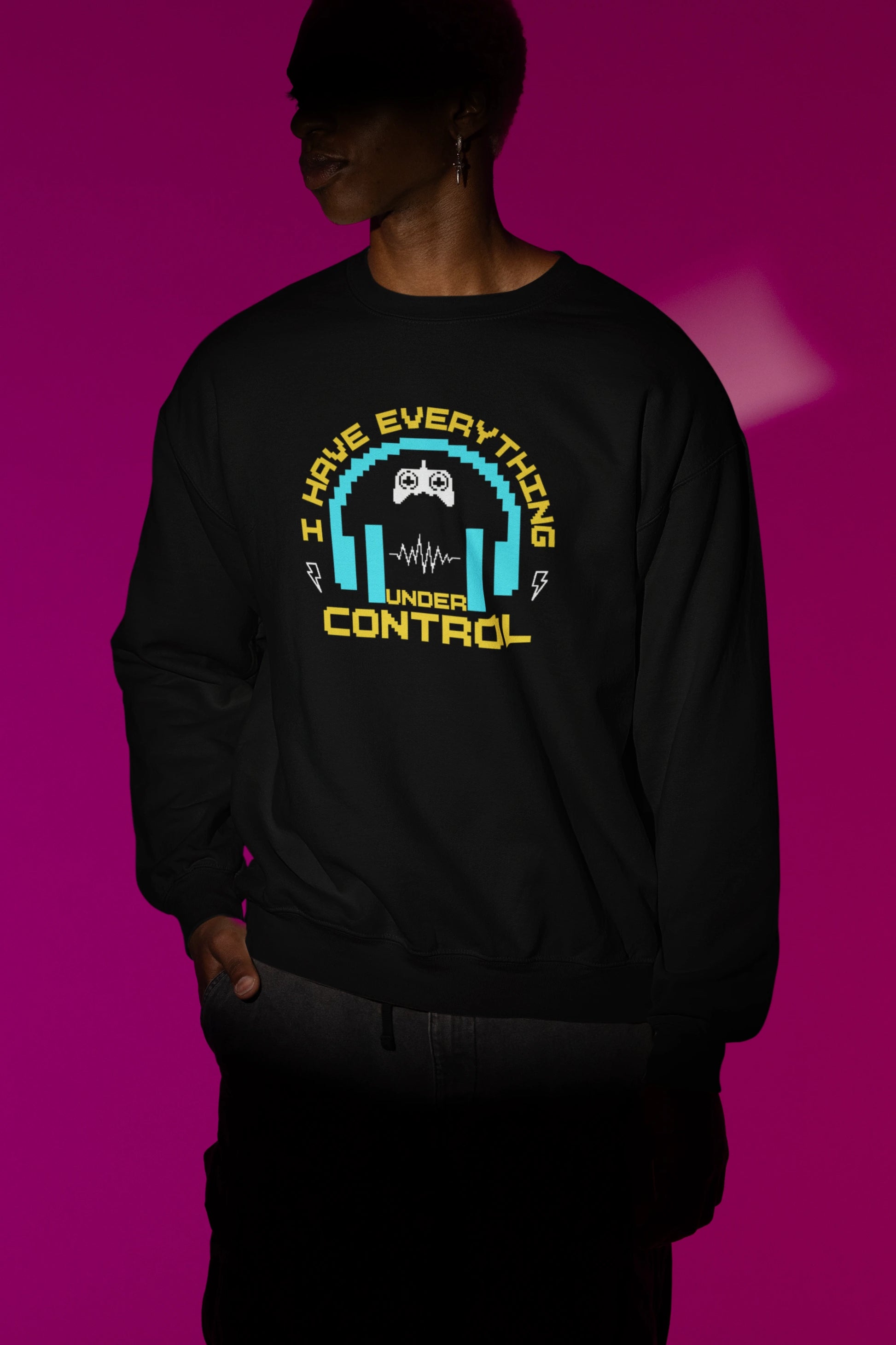 I Have Everything Under Control | Retro Gamer Pullover – schwarz Pullover als Maennliches Model-Mockup, hochwertiges Nerd- & Gaming-Design Produktfoto.