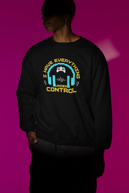 I Have Everything Under Control | Retro Gamer Pullover – schwarz Pullover als Maennliches Model-Mockup, hochwertiges Nerd- & Gaming-Design Produktfoto.