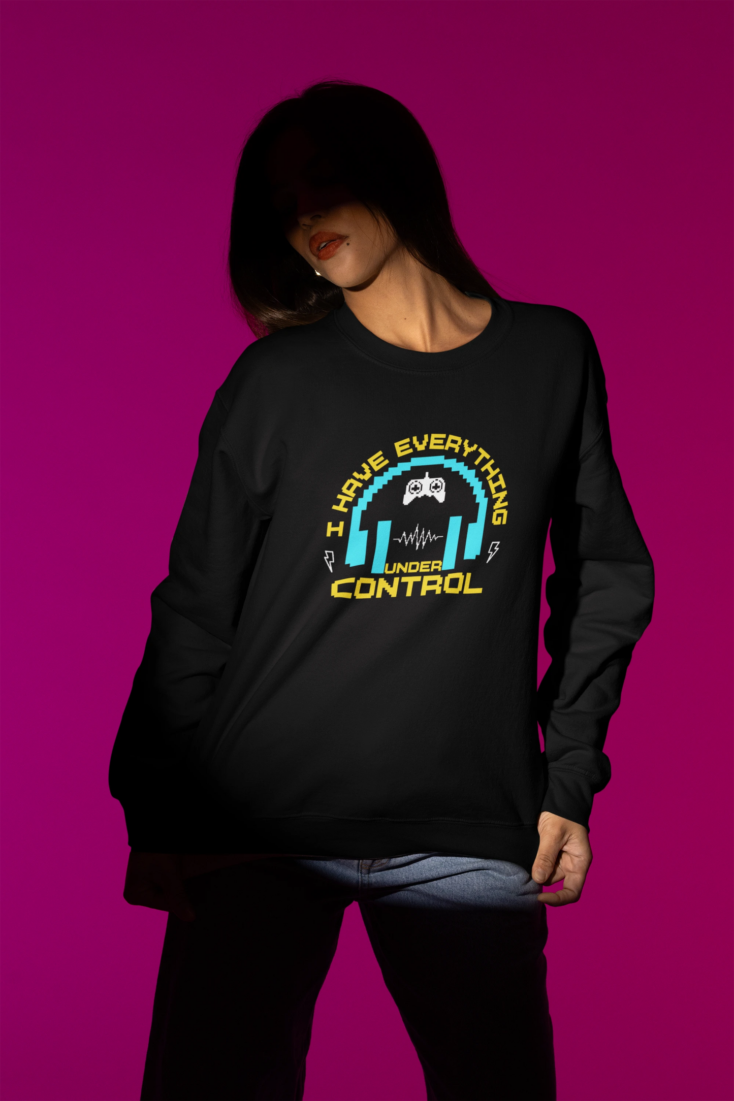 I Have Everything Under Control | Retro Gamer Pullover – schwarz Pullover als Weibliches Model-Mockup, hochwertiges Nerd- & Gaming-Design Produktfoto.