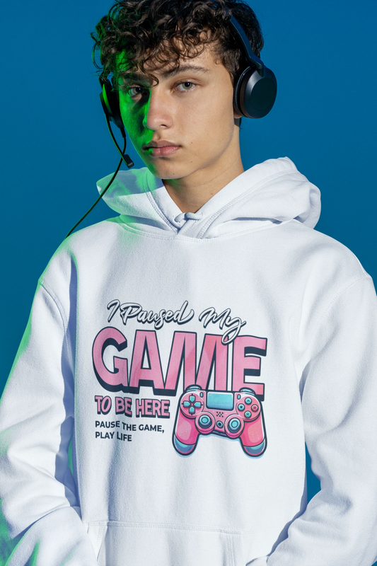 I Paused My Game to Be Here | Gamer Hoodie im Retro-Controller-Style – weiss Hoodie als maennlich-Mockup, modernes Gaming-Design und hochwertiges Produktfoto.