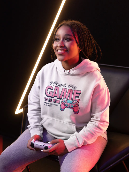 I Paused My Game to Be Here | Gamer Hoodie im Retro-Controller-Style – weiss Hoodie als weiblich-Mockup, modernes Gaming-Design und hochwertiges Produktfoto.