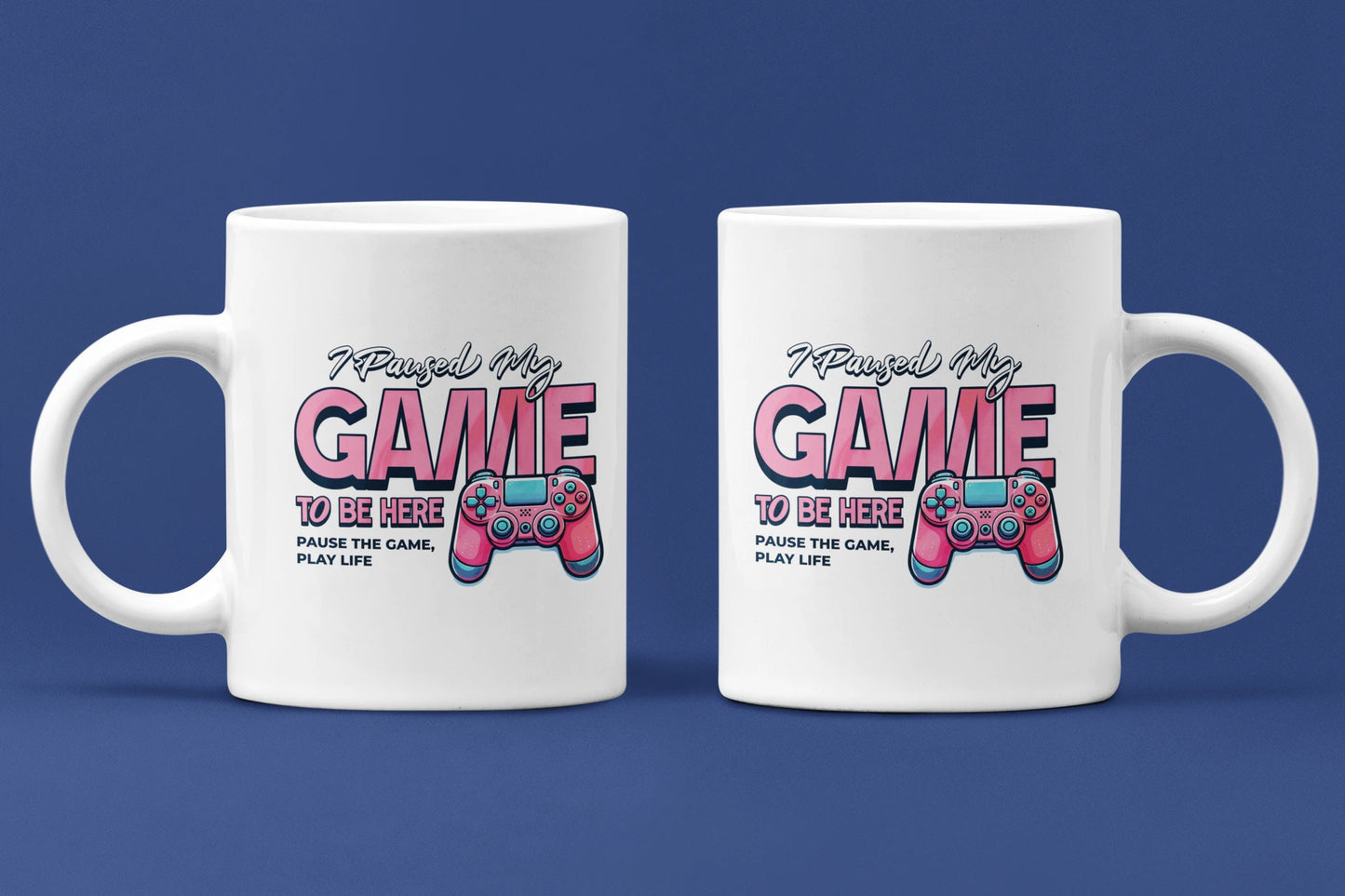 I Paused My Game To Be Here – Keramiktasse (325 ml) – 325 ml Keramiktasse als Doppel-Mockup, hochwertiges Gaming- & Nerd-Design Produktfoto.
