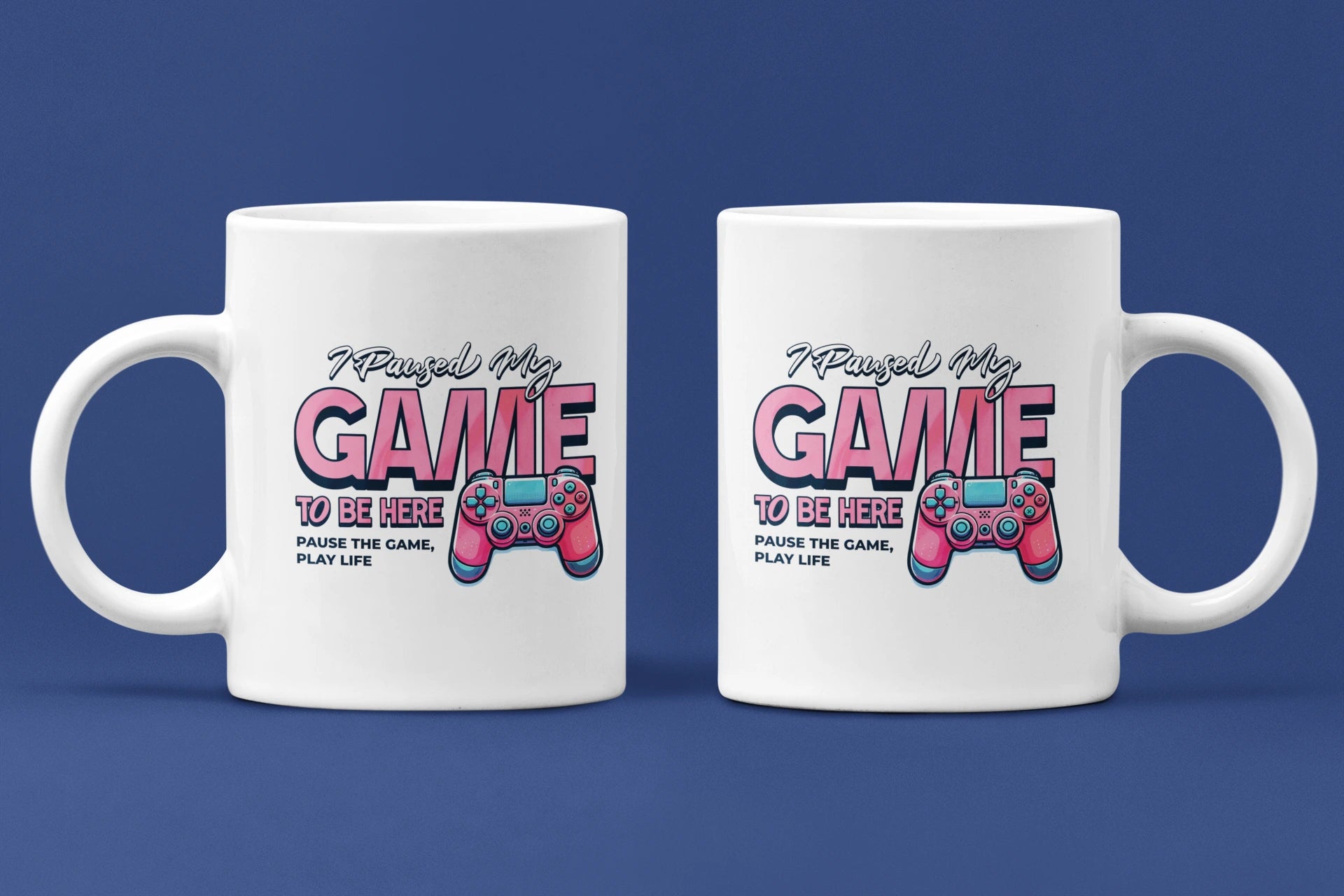 I Paused My Game To Be Here – Keramiktasse (325 ml) – 325 ml Keramiktasse als Doppel-Mockup, hochwertiges Gaming- & Nerd-Design Produktfoto.