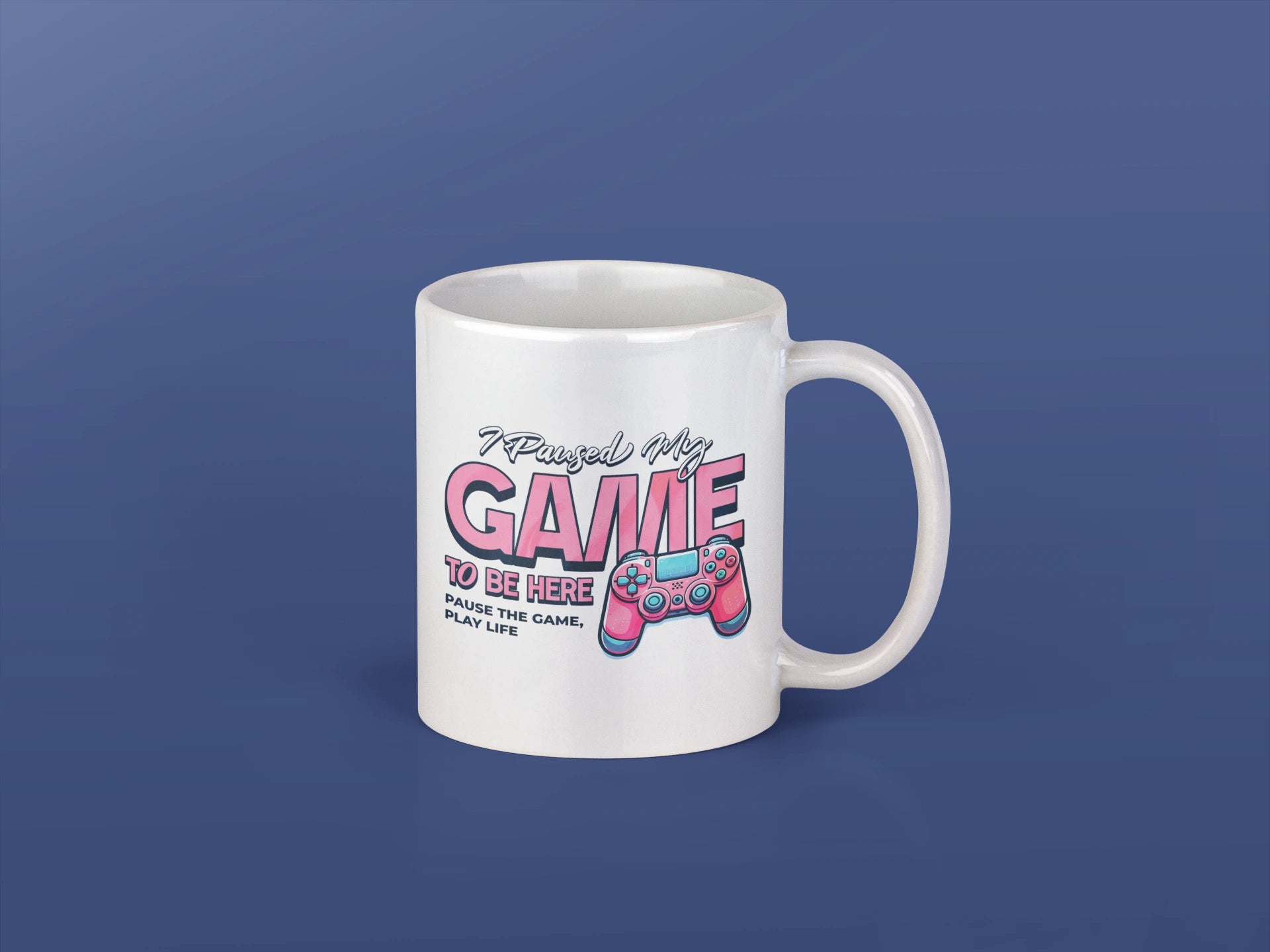I Paused My Game To Be Here – Keramiktasse (325 ml) – 325 ml Keramiktasse als Flatlay Mockup, hochwertiges Gaming- & Nerd-Design Produktfoto.