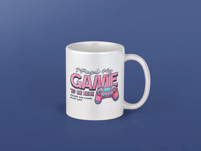 I Paused My Game To Be Here – Keramiktasse (325 ml) – 325 ml Keramiktasse als Flatlay Mockup, hochwertiges Gaming- & Nerd-Design Produktfoto.