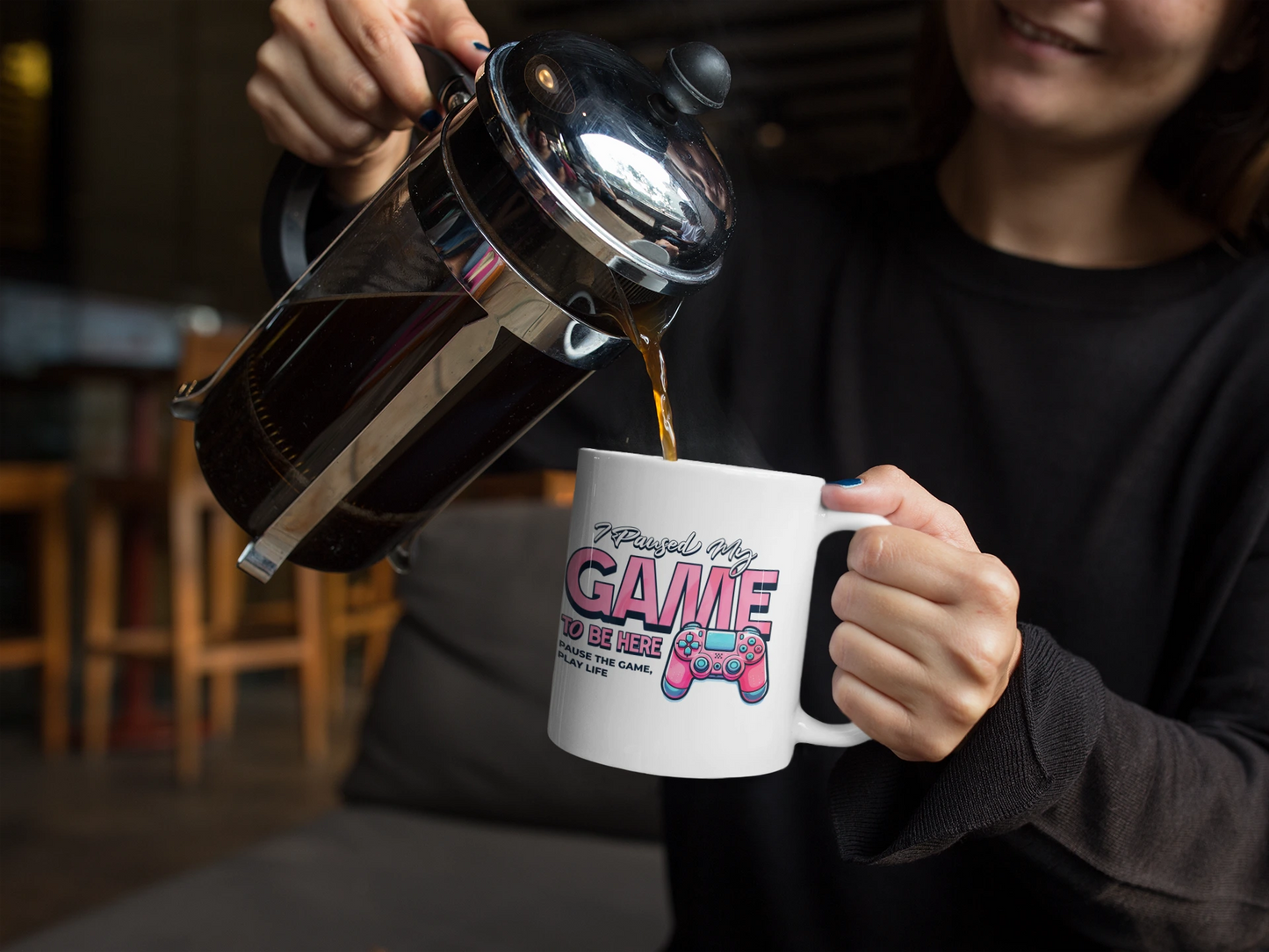 I Paused My Game To Be Here – Keramiktasse (325 ml) – 325 ml Keramiktasse als Lifestyle Kaffeemoment Mockup, hochwertiges Gaming- & Nerd-Design Produktfoto.