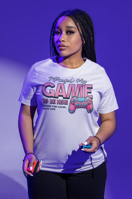 I Paused My Game To Be Here | Lustiges Gamer T-Shirt mit Controller Design – weiss T-Shirt als weiblich-Mockup, modernes Gaming-Design und hochwertiges Produktfoto.
