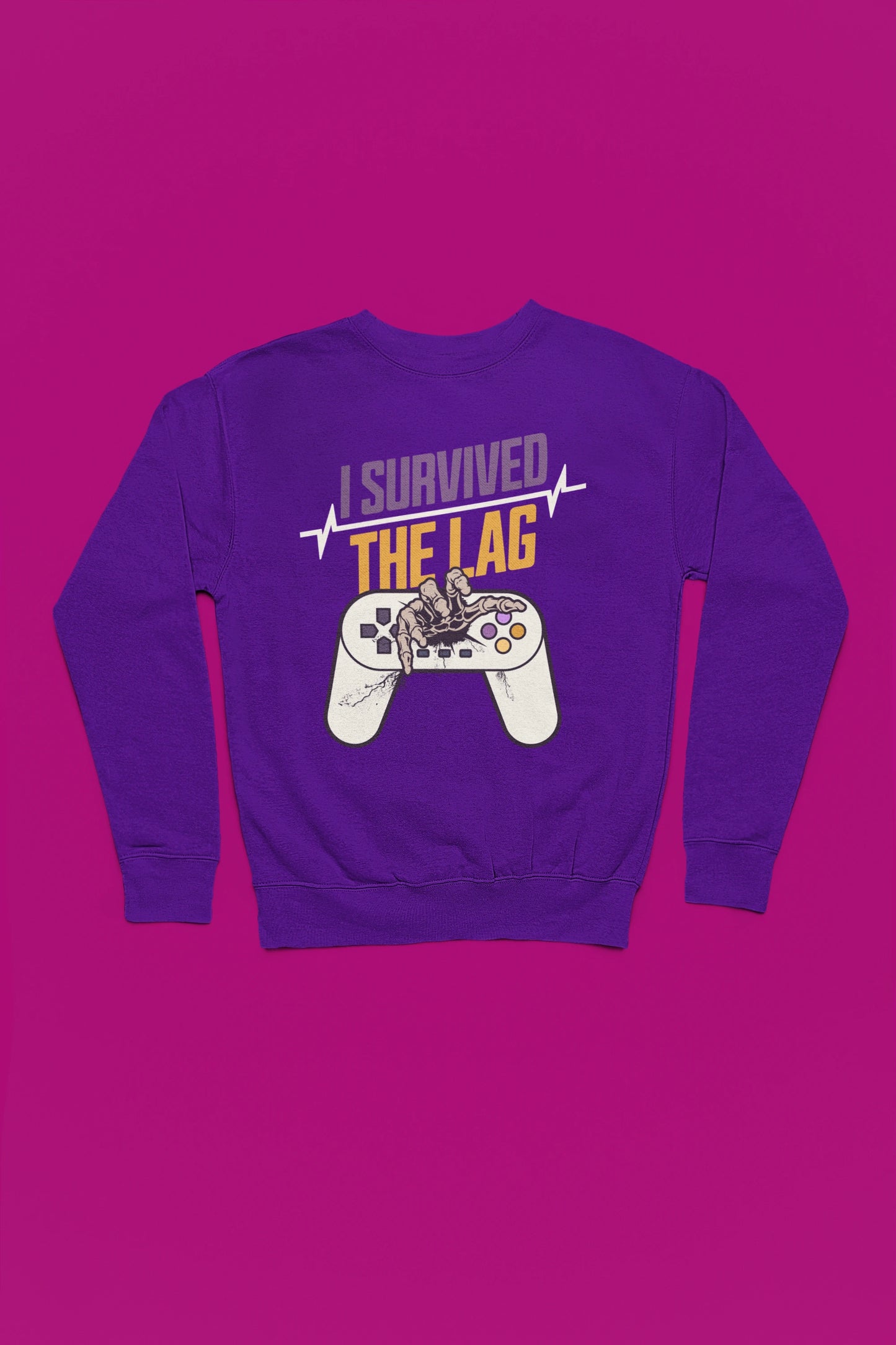 I Survived The Lag – Gamer Zombie Hand Pullover | Retro Controller Design – lila Pullover als Flatlay-Mockup, hochwertiges Nerd- & Gaming-Design Produktfoto.