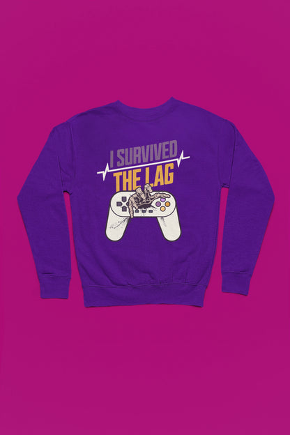 I Survived The Lag – Gamer Zombie Hand Pullover | Retro Controller Design – lila Pullover als Flatlay-Mockup, hochwertiges Nerd- & Gaming-Design Produktfoto.