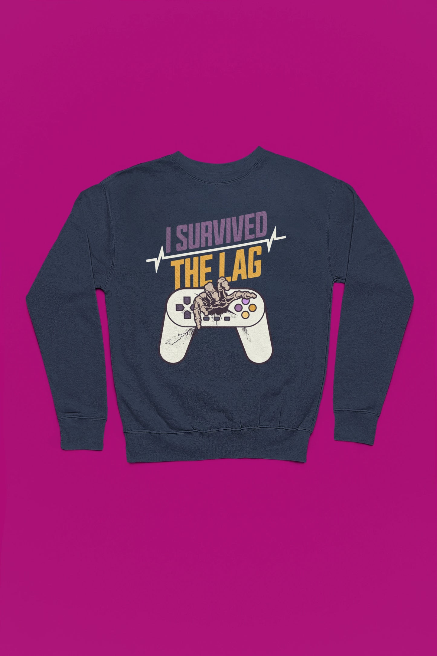 I Survived The Lag – Gamer Zombie Hand Pullover | Retro Controller Design – marine Pullover als Flatlay-Mockup, hochwertiges Nerd- & Gaming-Design Produktfoto.