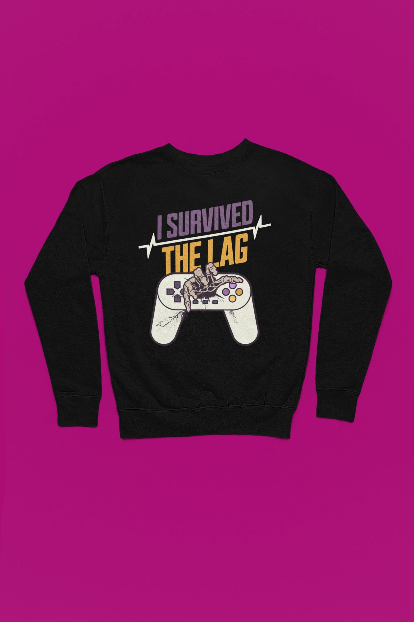 I Survived The Lag – Gamer Zombie Hand Pullover | Retro Controller Design – schwarz Pullover als Flatlay-Mockup, hochwertiges Nerd- & Gaming-Design Produktfoto.