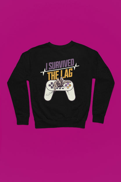 I Survived The Lag – Gamer Zombie Hand Pullover | Retro Controller Design – schwarz Pullover als Flatlay-Mockup, hochwertiges Nerd- & Gaming-Design Produktfoto.