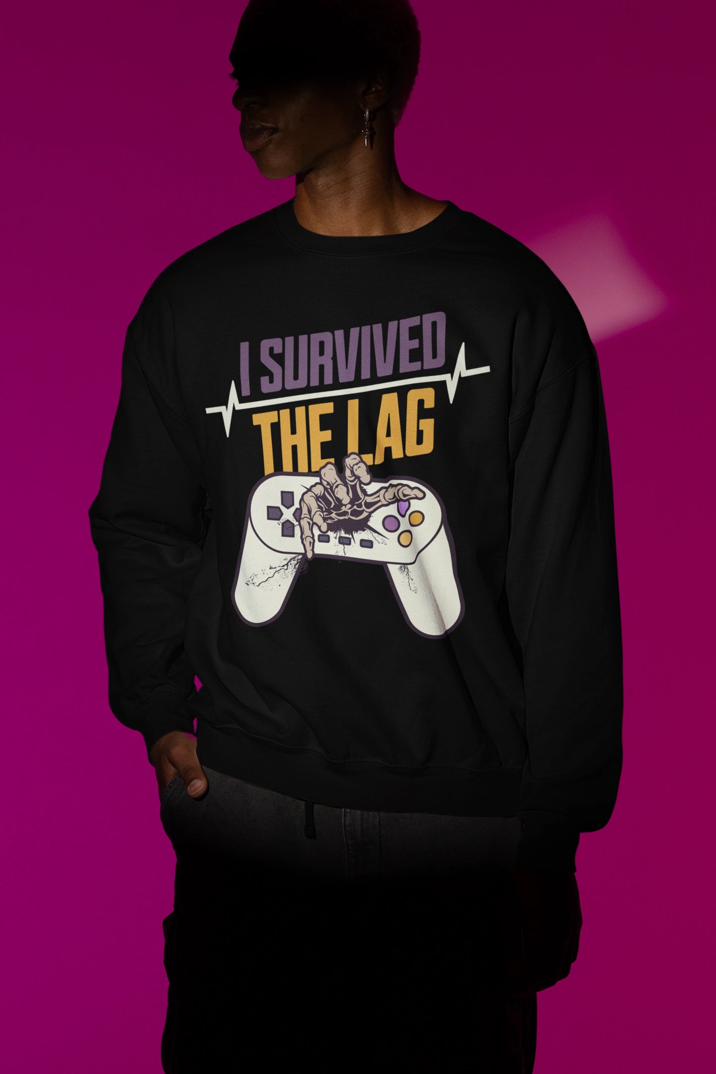 I Survived The Lag – Gamer Zombie Hand Pullover | Retro Controller Design – schwarz Pullover als Maennliches Model-Mockup, hochwertiges Nerd- & Gaming-Design Produktfoto.