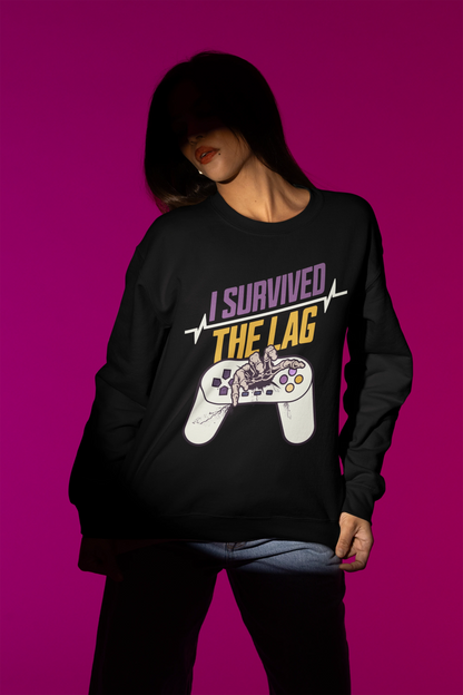 I Survived The Lag – Gamer Zombie Hand Pullover | Retro Controller Design – schwarz Pullover als Weibliches Model-Mockup, hochwertiges Nerd- & Gaming-Design Produktfoto.