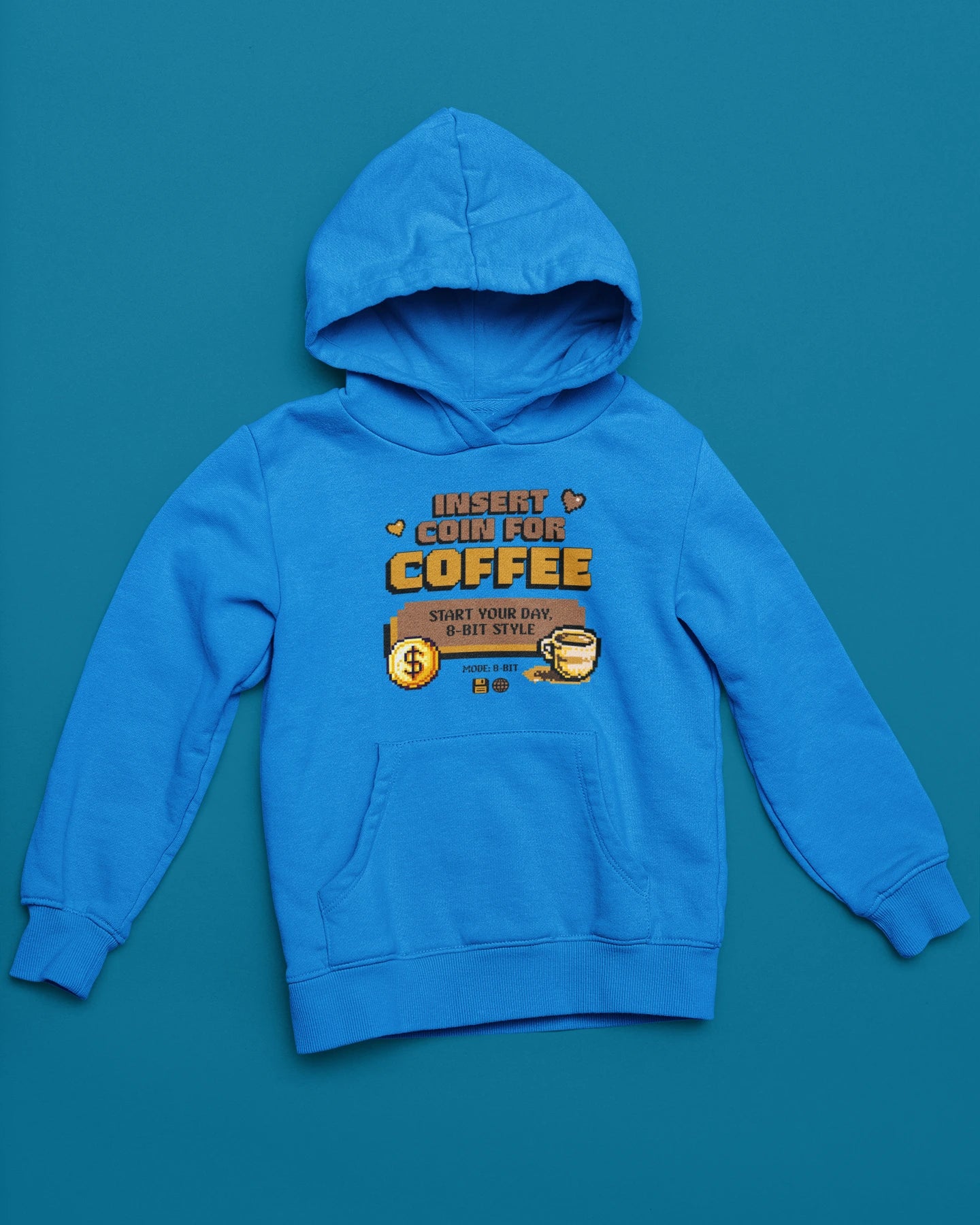 Insert Coin for Coffee | 8-Bit Retro Hoodie fuer Kaffeefans – blau Hoodie als flatlay-Mockup, modernes Gaming-Design und hochwertiges Produktfoto.
