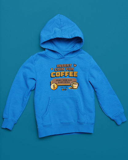 Insert Coin for Coffee | 8-Bit Retro Hoodie fuer Kaffeefans – blau Hoodie als flatlay-Mockup, modernes Gaming-Design und hochwertiges Produktfoto.