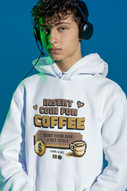 Insert Coin for Coffee | 8-Bit Retro Hoodie fuer Kaffeefans – weiss Hoodie als maennlich-Mockup, modernes Gaming-Design und hochwertiges Produktfoto.