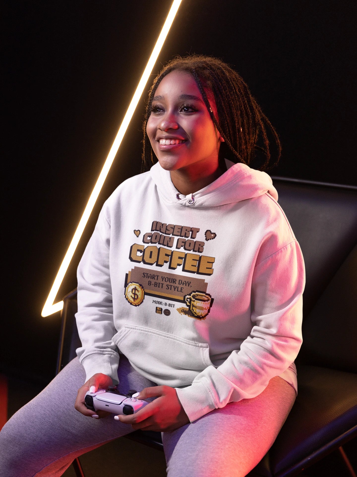 Insert Coin for Coffee | 8-Bit Retro Hoodie fuer Kaffeefans – weiss Hoodie als weiblich-Mockup, modernes Gaming-Design und hochwertiges Produktfoto.