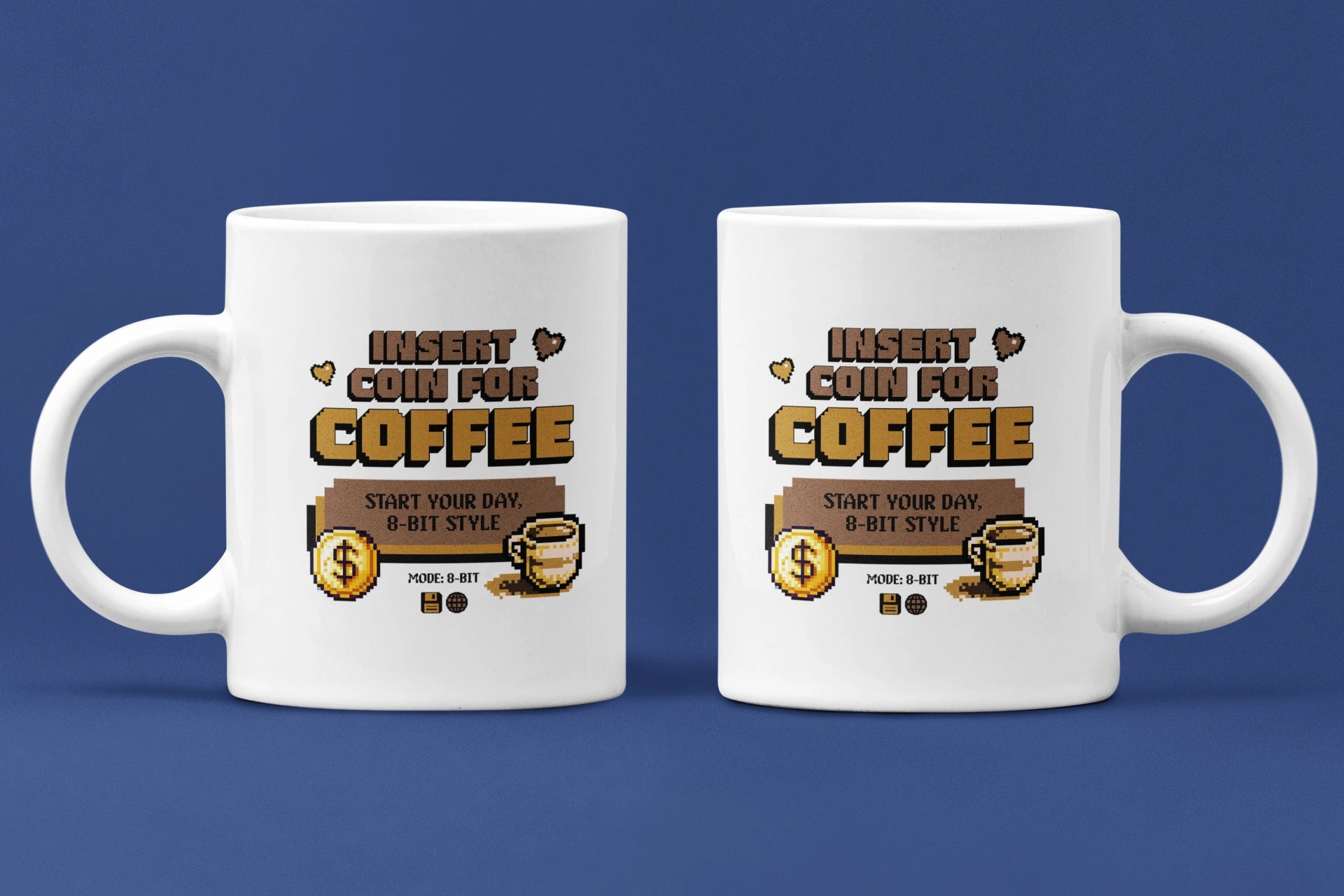 Insert Coin for Coffee – Keramiktasse (325 ml) – 325 ml Keramiktasse als Doppel-Mockup, hochwertiges Gaming- & Nerd-Design Produktfoto.