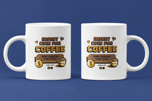 Insert Coin for Coffee – Keramiktasse (325 ml) – 325 ml Keramiktasse als Doppel-Mockup, hochwertiges Gaming- & Nerd-Design Produktfoto.