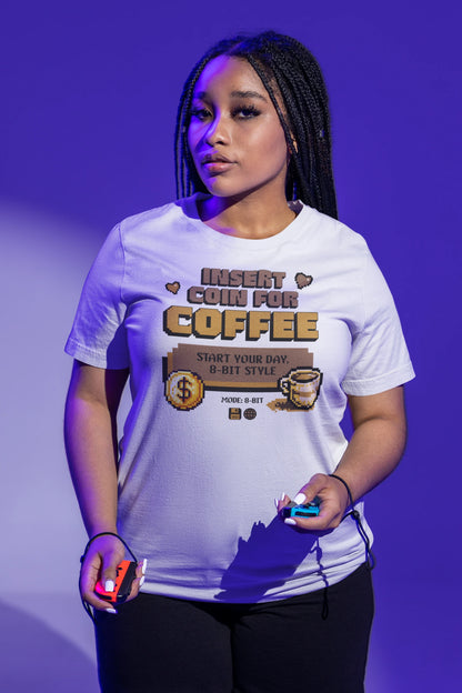 Insert Coin for Coffee | Lustiges 8-Bit Retro T-Shirt – weiss T-Shirt als weiblich-Mockup, modernes Gaming-Design und hochwertiges Produktfoto.